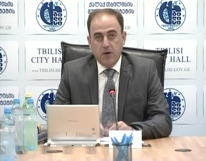 Davit Narmania gives instructions to Tbilisi City Hall Services