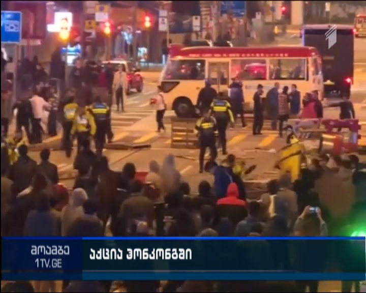 Hong Kong clashes as police clear food stalls