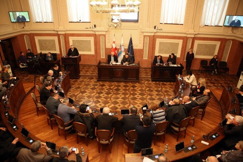 მიკროავტობუსების სამგზავრო ტარიფზე საუბარს საკრებულოში ხმაური მოჰყვა 