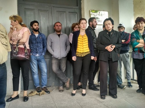 ზემო ნიქოზში მშობლებისა და პედაგოგების ნაწილი სკოლის დირექტორის გადადგომას ითხოვს