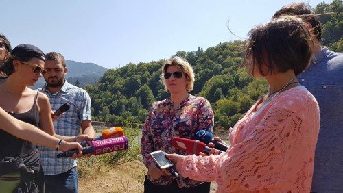 გარემოს ეროვნული სააგენტოს სპეციალისტები ვერტმფრენის ავარიული დაშვების ადგილზე წყლის სინჯებს იღებენ