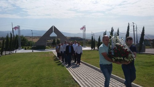 „ევროპული საქართველოს“ წევრებმა მუხათგვერდის ძმათა სასაფლაოზე აგვისტოს ომში დაღუპულ მეომართა მემორიალი გვირგვინით შეამკეს