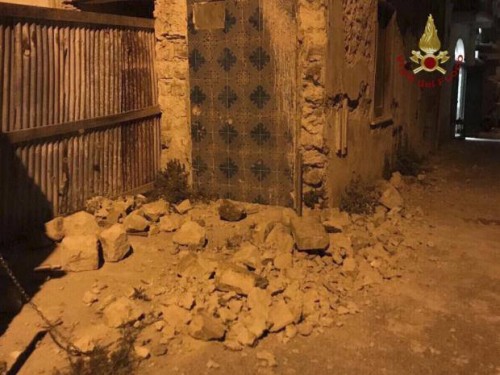 2 dead, children trapped after quake hits Italy holiday island
