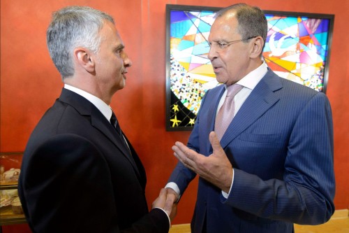 სერგეი ლავროვმა შვეიცარიელ კოლეგას შეხვედრის დაწყებისას რამდენიმე ყლუპი ალკოჰოლური სასმელი შესთავაზა