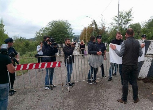 ზუგდიდის რაიონული საავადმყოფოს ყოფილ შენობაში მცხოვრები სამი დევნილი აფხაზეთში გადასვლით იმუქრება