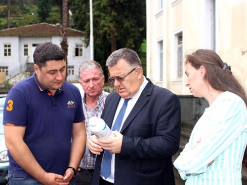 სურსათის ეროვნულმა სააგენტომ გურიის რეგიონს აზიურ ფაროსანასთან ბრძოლის მიზნით, სპეციალური პრეპარატები გადასცა