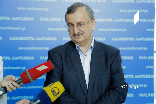 რომან გოცირიძე ხელისუფლებას წინასაარჩევნოდ “გაზპრომის“ საკითხის გადადებაში ადანაშაულებს 