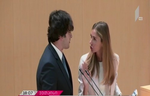 საკონსტიტუციო ცვლილებების პროექტის კენჭისყრაში ოპოზიცია არ  მონაწილეობდა - ცვლილებების განხილვა ხმაურის ფონზე