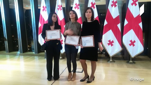 კონკურსში „ჟურნალისტები კონსტიტუციაზე“ პირველი არხისა და „რადიო 1“-ის ჟურნალისტებმა ეკატერინე კოპალიანმა, ნათია არველაძემ და მანანა დევაძემ გაიმარჯვეს