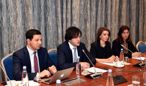 „ქართული ოცნების“ წარმომადგენლები საარჩევნო საკითხებთან დაკავშირებით დიპლომატიურ კორპუსს შეხვდნენ 
