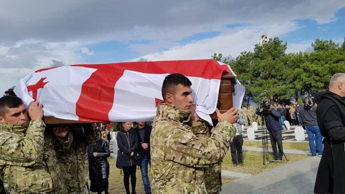 აფხაზეთში დაღუპული გმირები სამხედრო პატივით დაკრძალეს 