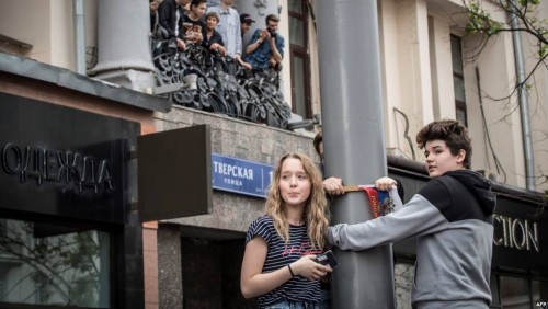 რუსეთის შსს არასანქცირებულ მიტინგებში მონაწილე არასრულწლოვანთა მასწავლებლებისა და მშობლების დასჯას ითხოვს 