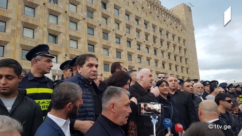 „გადადგეს მთავრობა“ - ამ მოთხოვნით მთავრობის ადმინისტრაციასთან „პატრიოტთა ალიანსი“ მჯდომარე აქციას მართავს
