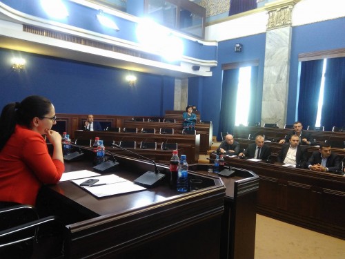 პარლამენტის ადამიანის უფლებათა დაცვის კომიტეტის სხდომა კამათის ფონზე მიმდინარეობს