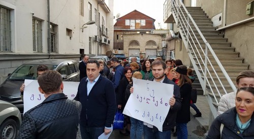“ახალი საქართველოს“ წარმომადგენლებმა ისნის საოლქო საარჩევნო კომისიასთან საპროტესტო აქცია გამართეს