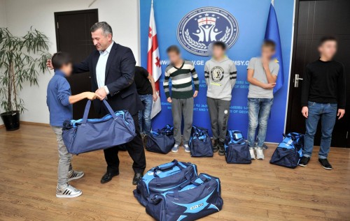 მზრუნველობამოკლებული, სოციალურად დაუცველი და დევნილი ბავშვების ნაკრები მოსკოვში მიემგზავრება