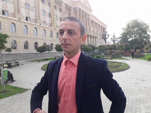 შსს-ს პრესცენტრის ყოფილი თანამშრომლის ინფორმაციით, გურამ დონაძემ ბუტა რობაქიძის მკვლელობის ადგილზე პირველ წუთებში გადაღებული კასეტა გამოართვა და ეს მასალა აღარავის უნახავს