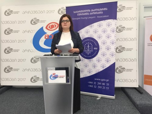 საია - რამდენიმე პარტიის წარმომადგენელი საარჩევნო უბანზე მისული ამომრჩევლების მონაცემებს ინიშნავს