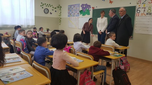 ესტონეთის პრეზიდენტი წეროვნის დევნილთა დასახლებაში მდებარე საჯარო სკოლას ესტუმრა